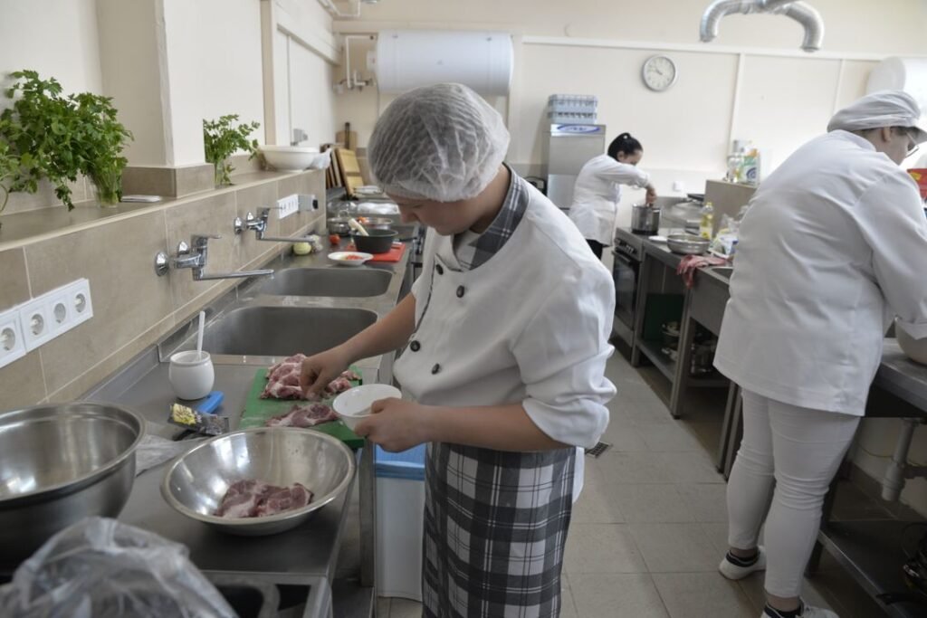 Culinary Institute vs Cooking Class in India: What's the Difference and Which Is Right for You? 8 Culinary students in chef whites practise cooking techniques together in a professional training kitchen.