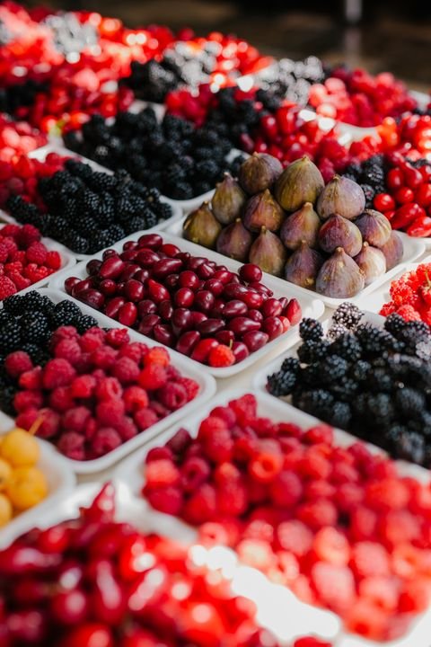 12 Root Vegetable Substitutes for Jain Cooking (Tested in a Professional Kitchen) 9 Colourful vegetables arranged on a table representing Jain cooking ingredients and substitutes used in a professional kitchen.